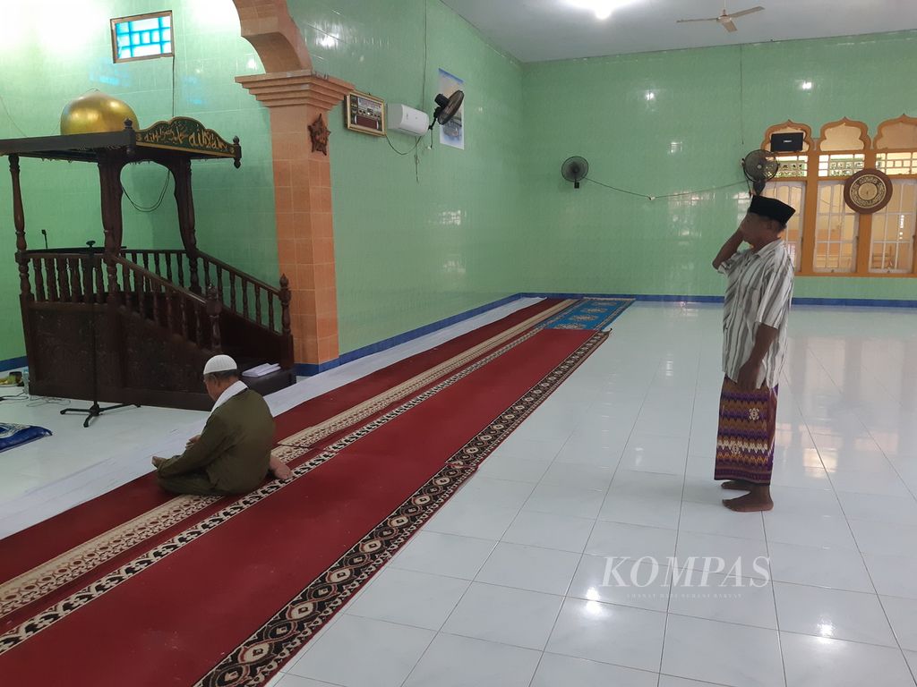 Suasana ibadah sholat zuhur yang dipimpin Imam Masjid Jami, Ustad Daga Loji.