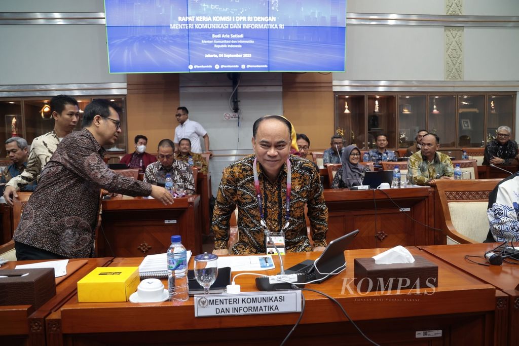 Minister of Communication and Information Technology Budi Arie Setiadi (center) accompanied by Vice Minister Nezar Patria (left) attended a work meeting with the DPR Commission I at the Parliament Complex, Senayan, Jakarta on Monday (4/9/2023). Budi Arie's first meeting as the Minister of Communication and Information Technology discussed the work plan and budget of the Ministry for the year 2024.
