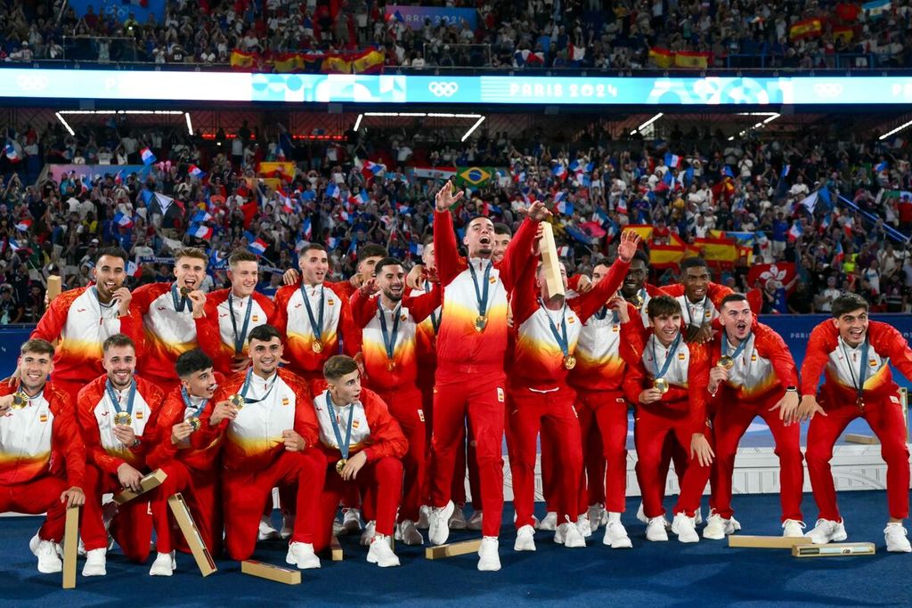 Para pemain Spanyol merayakan raihan medali emas sepak bola putra Olimpiade Paris 2024, Sabtu (10/8/2024) dini hari WIB, di Stadion Parc des Princes, Paris, Perancis. Spanyol mengalahkan tuan rumah Perancis, 5-3, di babak final.