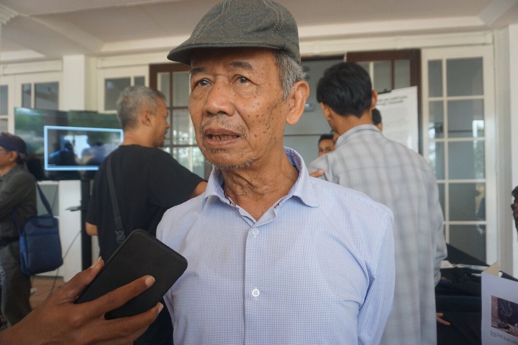 Ahmad Tohari seusai peluncuran Museum Virtual Ahmad Tohari di Purwokerto, Banyumas, Jawa Tengah, Jumat (15/9/2023).