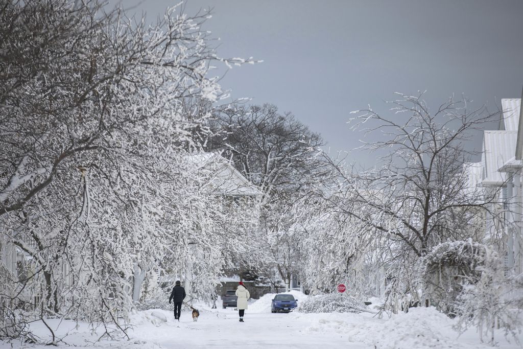 Orang-orang berjalan-jalan di tengah hamparan es di Fort Erie, Ontario, 27 Desember 2022.