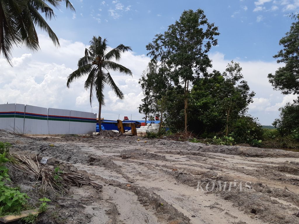 Aktivitas pembukaan hutan mangrove dan hutan darat meskipun belum mendapatkan izin lingkungan di Teluk Balikpapan, Kalimantan Timur, Kamis (31/3/2022). Kawasan ini dijaga oleh enam orang dan melarang wartawan melewati seng pembatas.