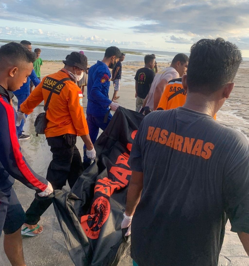 Tim gabungan pencarian dan pertolongan NTT, Senin (21/3/2022), mengevakuasi jenazah Mara Kaja (32), nelayan yang tenggelam di perairan Sumba Timur.