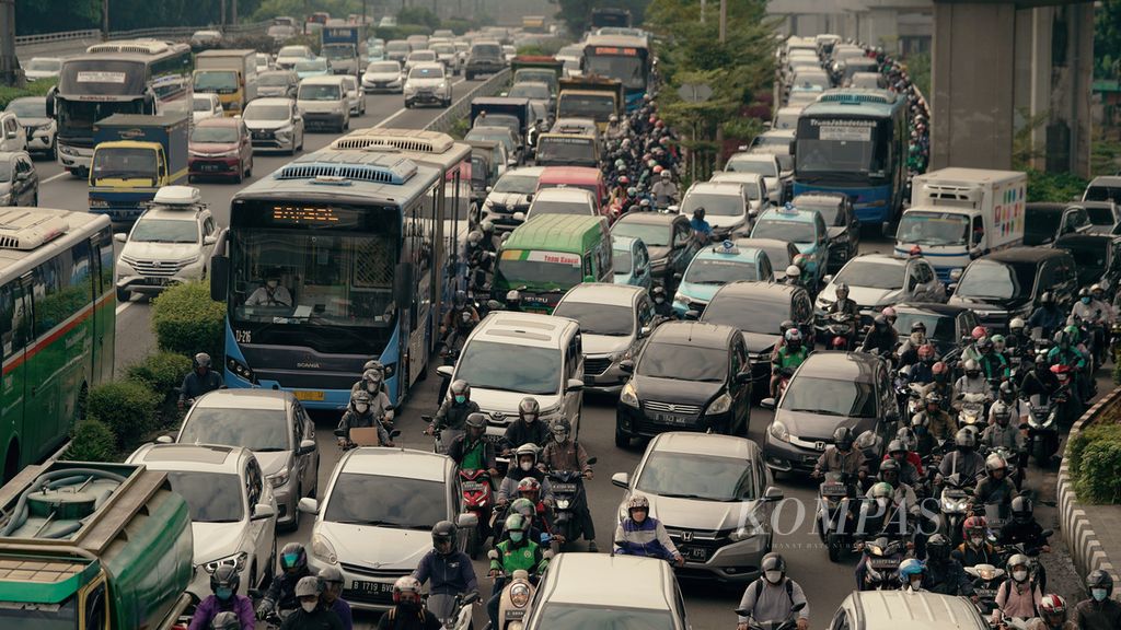 Kepadatan lalu lintas di Jalan MT Haryono dan tol dalam kota di Cawang, Jakarta Timur, Senin (25/7/2022). Mengurangi kemacetan Jakarta memang bukan perkara mudah. Mengutak-atik aturan jam kerja perlu koordinasi bersama dan perhitungan yang presisi agar tidak lebih banyak merugikan warga. 