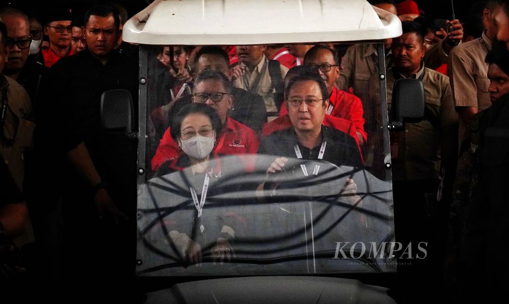 Ketua Umum PDI Perjuangan Megawati Soekarnoputri (kiri) didampingi Ketua DPP PDI-P Prananda Prabowo (kanan) meninggalkan lokasi pertemuan seusai menutup Rapat Kerja Nasional (Rakernas) IV PDI-P di Jakarta International Expo, Jakarta, Minggu (1/10/2023).