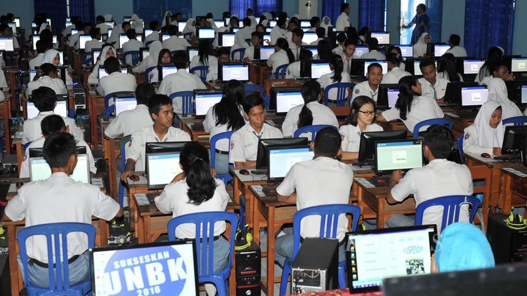 Siswa SMA sedang bersiap mengikuti hari pertama Ujian Nasional Berbasis Komputer (UNBK)
