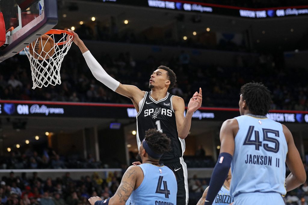 <i>Center</i> San Antonio Spurs, Victor Wembanyama, melakukan <i>dunk</i>  saat laga NBA lawan Memphis Grizzlies, 9 April 2024. Bersama Rudy Gobert, Wembanyama akan menjadi andalan timnas basket Perancis pada Olimpiade Paris 2024. 