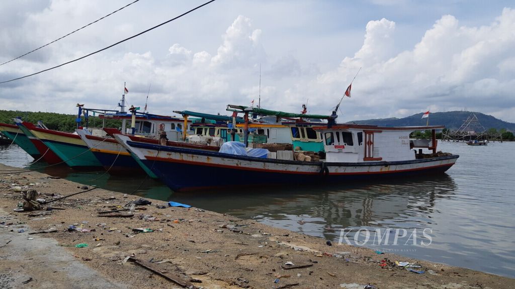 Kapal nelayan bersandar di Pulau Pasaran, Kelurahan Kota Karang, Kecamatan Teluk Betung Timur, Bandar Lampung, Lampung, pertengahan 2020.