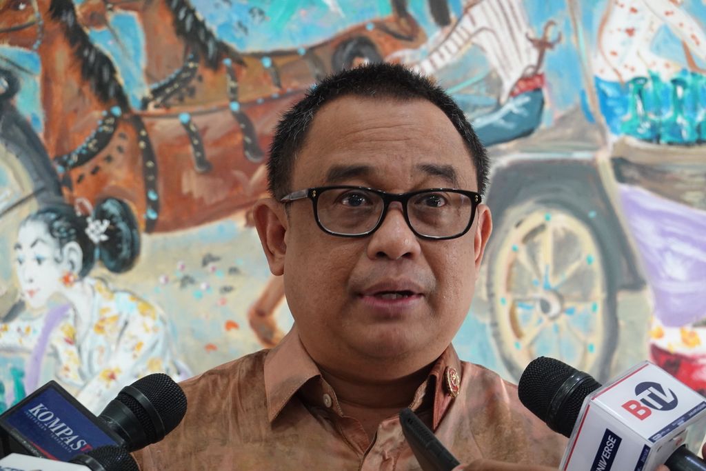 Koordinator Staf Khusus Presiden AAGN Dwipayana memberikan keterangan pers di Kantor Kementerian Sekretariat Negara, Jakarta, Kamis (23/11/2023).