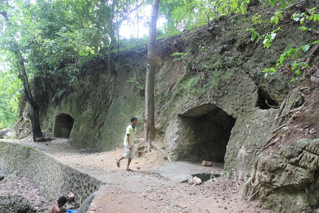 Gua Jepang yang terletak di dalam Kota Kupang tepatnya di Kelurahan Liliba,belum terawat dan dijadikan pusat obyek wisata. Di sana terdapat empat lubang gua yang menjadi pusat pergudangan dan persembunyiaan tentara Jepang selama perang dunia II.