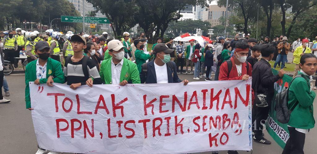 Sekelompok mahasiswa berorasi di kawasan Jalan Medan Merdeka Selatan, Jakarta Pusat, Kamis (21/4/2022) sore.