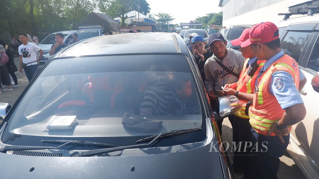 Petugas memeriksa tiket pemudik bermobil di Pelabuhan Trisakti, Banjarmasin, Kalimantan Selatan, Selasa (18/4/2023). 