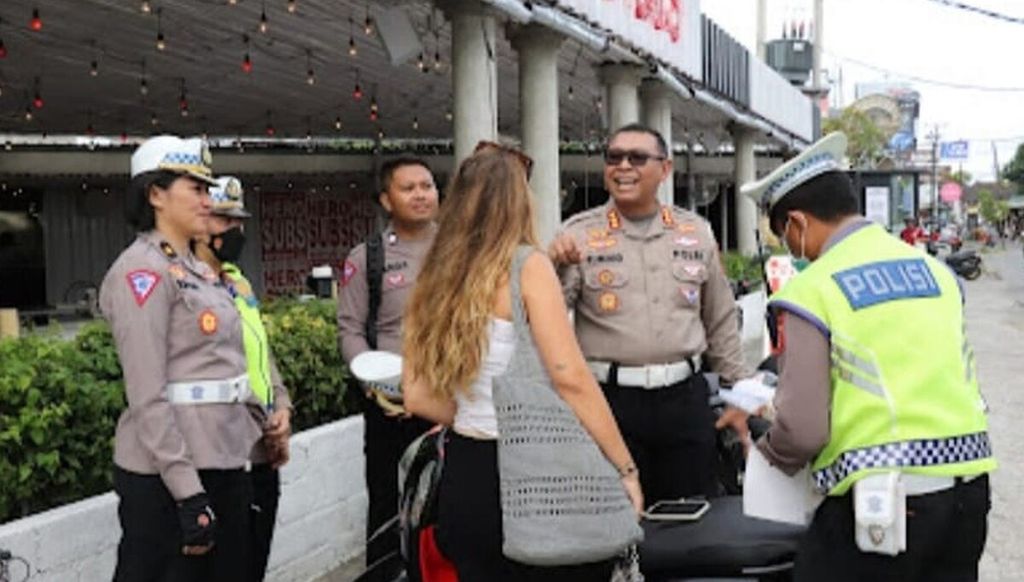Petugas Polda Bali menertibkan pengendara kendaraan bermotor yang berlalu lalang di jalan, Selasa (7/3/2023).