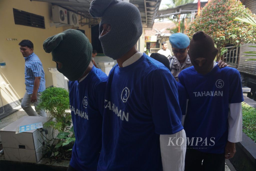 Jajaran Kepolisian Resor Purbalingga meringkus empat pria yang melakukan persetubuhan terhadap remaja putri hingga hamil, di Purbalingga, Jawa Tengah, Kamis (13/7/2023).