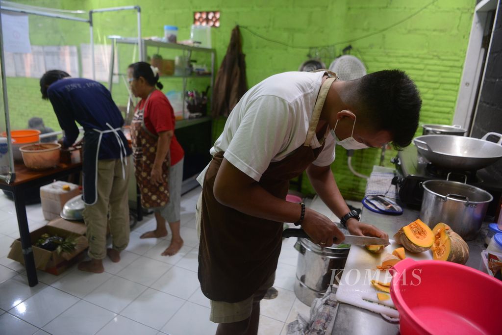 Sukarelawan membantu memasak untuk makan siang buruh gendong di Kecamatan Umbulharjo, Yogyakarta, Selasa (27/10/2020). Kegiatan dengan sumber dana sumbangan dari masyarakat tersebut dilakukan untuk membantu para buruh gendong yang perekonomiannya terdampak akibat pandemi.