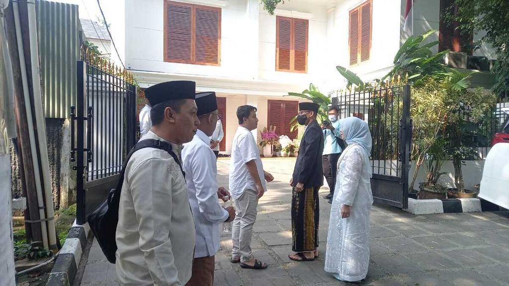 Sandiaga Uno (dua dari kanan) berkunjung ke rumah pribadi Ketua Umum Gerindra Prabowo Subianto di Jalan Kertanegara IV, Kebayoran Baru, Jakarta Selatan, Sabtu (22/4/2023). 