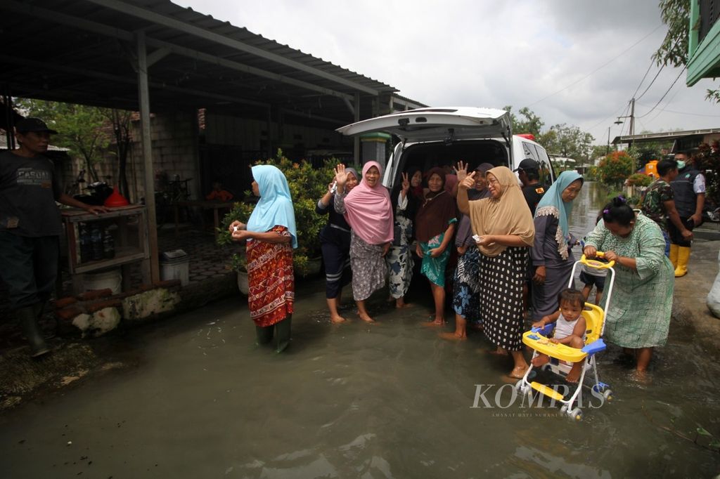 Dinas Kesehatan Sidoarjo menggelar pengobatan gratis ke rumah warga korban banjir di empat desa di Tanggulangin, Sidoarjo, Jatim, Kamis (23/2/2023). Genangan banjir menyebabkan warga sakit gatal-gatal. 