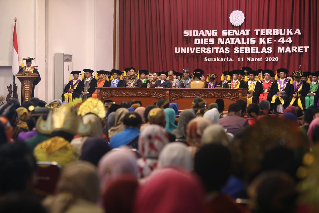Rektor Universitas Sebelas Maret Jamal Wiwoho menyampaikan pidato dalam sidang senat terbuka Dies Natalis ke-44 Universitas Sebelas Maret di Kampus UNS, Solo, Jawa Tengah, Rabu (11/3/2020).