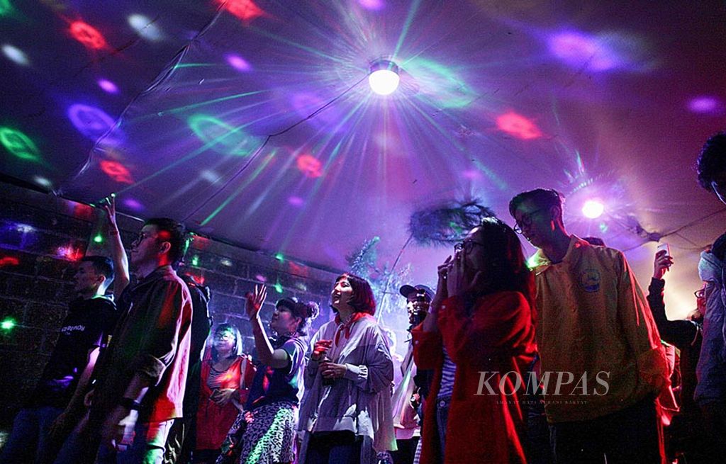 Pengunjung RRRec Fest in the Valley 2017 menikmati lagu-lagu nostalgia pilihan duo Diskoria di area Gang Senggol, salah satu arena festival yang berlokasi di perkemahan Tanakita, Kecamatan Cisaat, Kabupaten Sukabumi, Jawa Barat, Sabtu (23/9). 