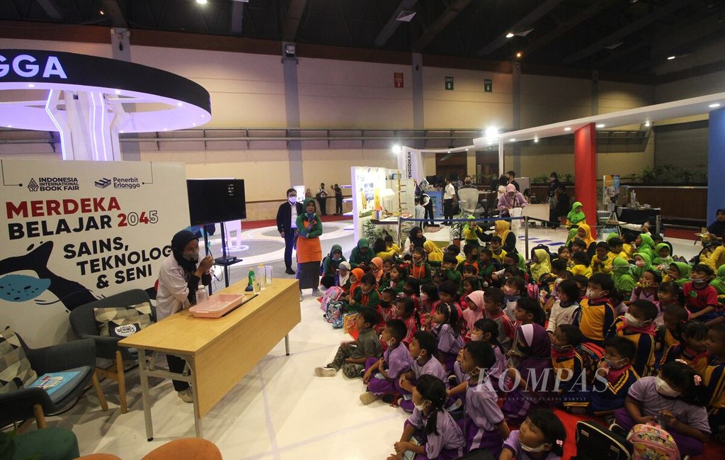 Sejumlah siswa menghadiri International Book Fair (IIBF) 2022 di Jakarta Convention Center, DKI Jakarta, Rabu (9/11/2022). 
