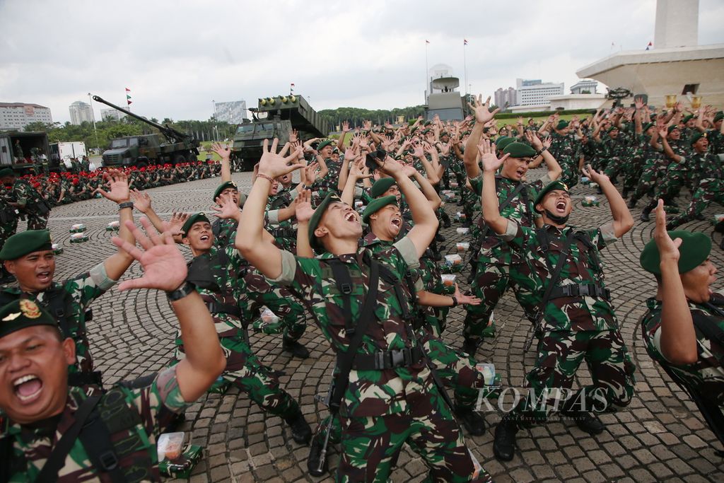 Prajurit Angkatan Darat mengikuti apel gelar pasukan di Monumen Nasional, Jakarta, Selasa (25/1/2022). Apel gelar pasukan yang diikuti 2.655 prajurit TNI AD di wilayah Jabodetabek itu dipimpin Kepala Staf TNI Angkatan Darat Jenderal (TNI) Dudung Abdurachman. 