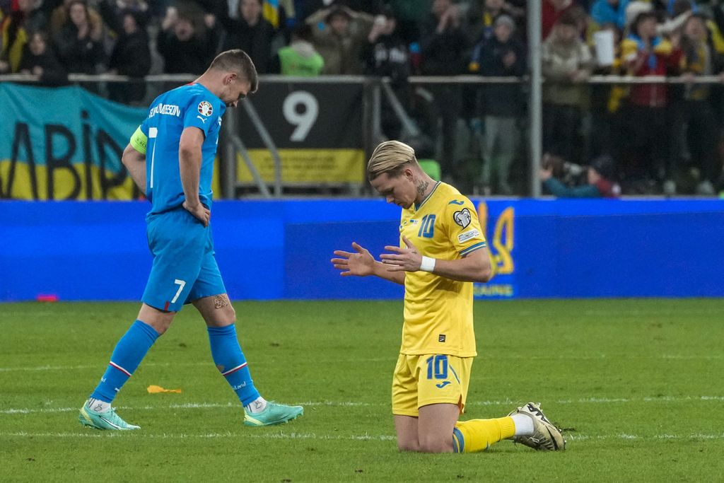 Penyerang Ukraina, Mykhailo Mudryk, melakukan selebrasi seusai pertandingan final <i>play-off</i> kualifikasi Piala Eropa antara Ukraina dan Eslandia di Stadion Wroclaw, Polandia, Rabu (27/3/2024). Ukraina menang 2-1 dan lolos ke putaran final Piala Eropa 2024. 