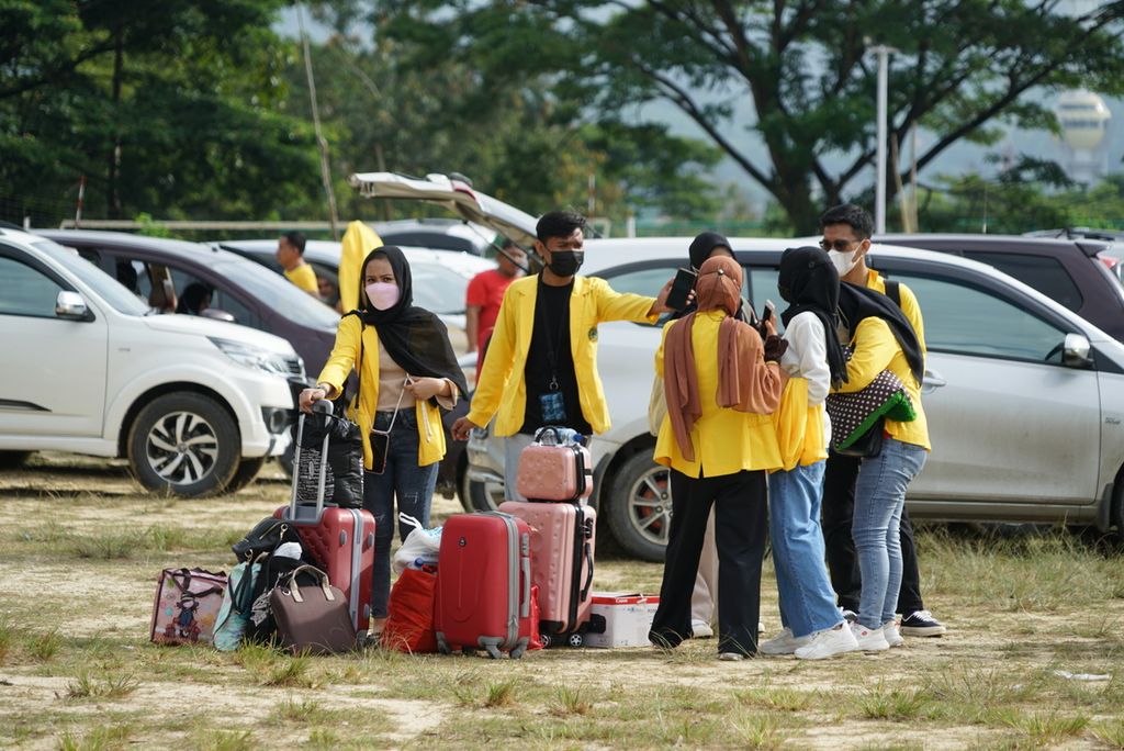 Mahasiswa Universitas Mandala Waluya, Kendari, Sulawesi Tenggara, bersiap menuju lokasi Kuliah Kerja Nyata (KKN), pada Senin (1/3/2021).
