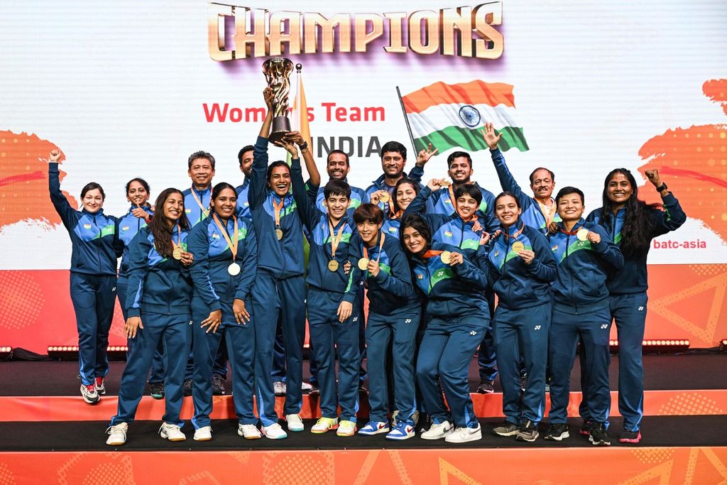 Pemain putri India berpose dengan trofi juara Piala Asia Bulu Tangkis Beregu di Selangor, Minggu (18/2/2024). India mengalahkan Thailand, 3-2, di final.