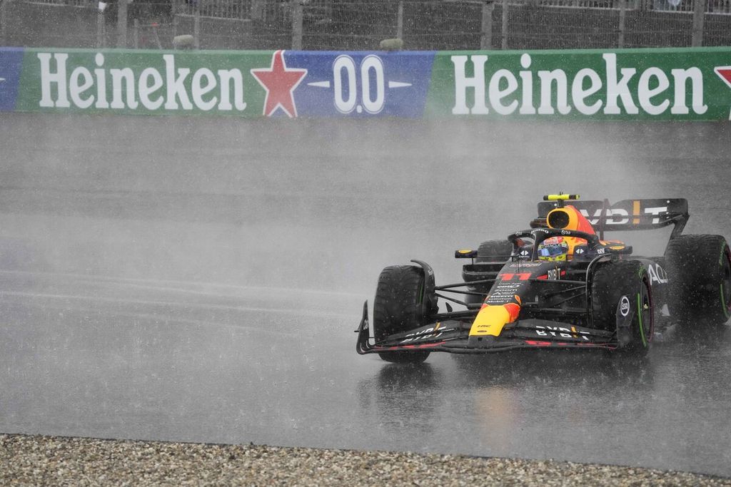 Mobil pebalap Red Bull, Sergio Perez, keluar trek saat balapan Grand Prix Formula 1 di Sirkuit Zandvoort, Belanda, Minggu (27/8/2023). Balapan berlangsung dalam cuaca hujan deras hingga balapan terpaksa dihentikan sementara.