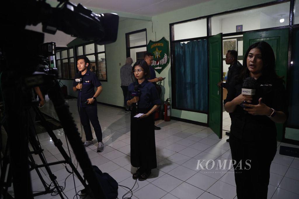 Wartawan TV melakukan siaran langsung di area Gudang Amunisi Daerah Kodam Jaya TNI AD di Ciangsana, Kabupaten Bogor, Jawa Barat, Sabtu (30/3/2024). 