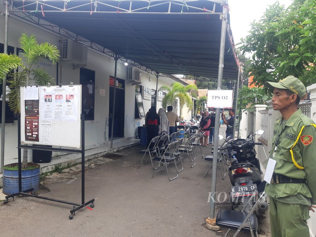 Suasana pemungutan suara ulang di Tempat Pemungutan Suara 02, RW Karanganyar, Kelurahan Kesambi, Kecamatan Kesambi, Kota Cirebon, Jawa Barat, Sabtu (24/2/2024). 