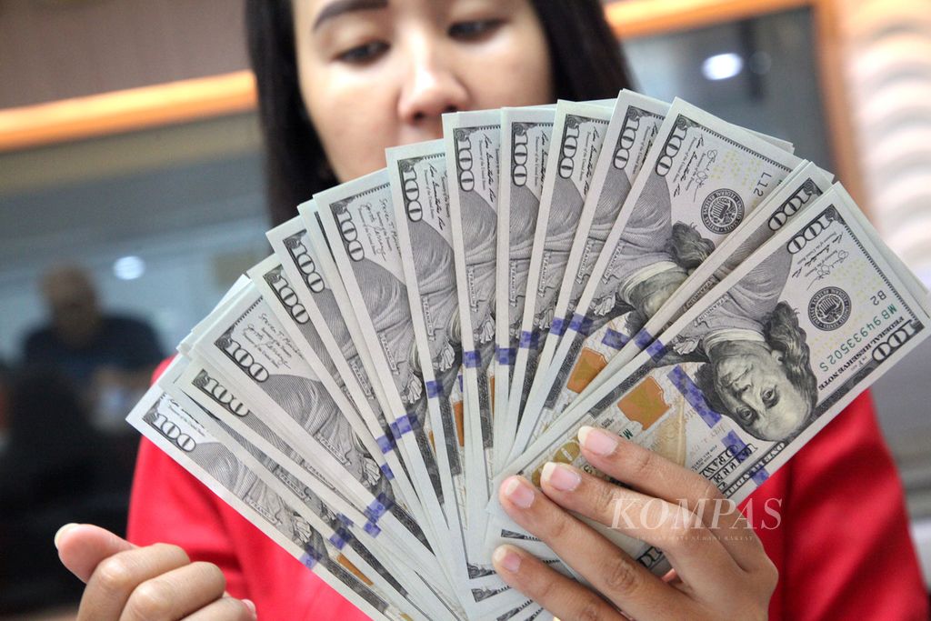 Petugas memeriksa kondisi fisik uang dollar AS di tempat penukaran valuta asing PT Agung Masayu di Jakarta, Selasa (24/10/2023). Nilai tukar rupiah masih terus fluktuatif karena situasi global. 