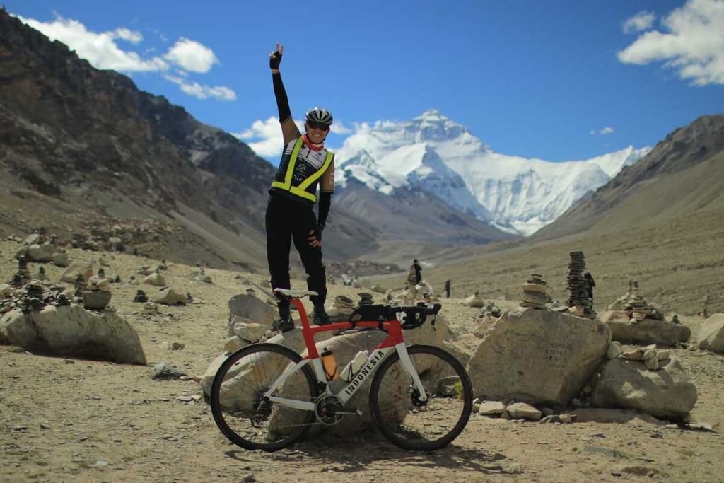 Pesepeda asal Indonesia yang tengah melakukan perjalanan Jakarta-Paris, Royke Lumoawa, telah tiba di salah satu tempat di Tibet.