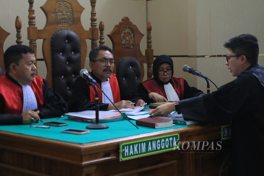 Pengacara Francine Widjojo menyampaikan berkas nota pembelaan terdakwa Eva Donna Sinulingga (53) pada kasus kematian M Reza Aulia (10) yang diduga karena rabies yang tertular dari gigitan anjing milik Eva, di Pengadilan Negeri Medan, Sumatera Utara, Rabu (1/11/2023). 