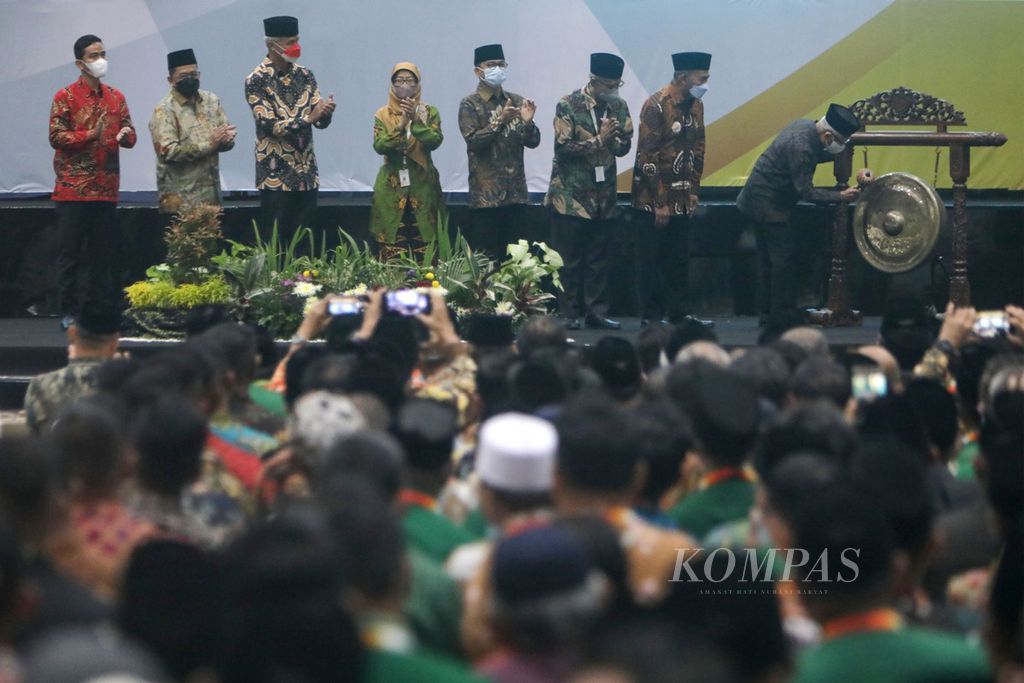 Wakil Presiden RI Ma’ruf Amin memukul gong menandai penutupan Muktamar Ke-48 Muhammadiyah dan Aisyiyah di Edutorium Universitas Muhammadiyah Surakarta (UMS), Jawa Tengah, Minggu (20/11/2022).