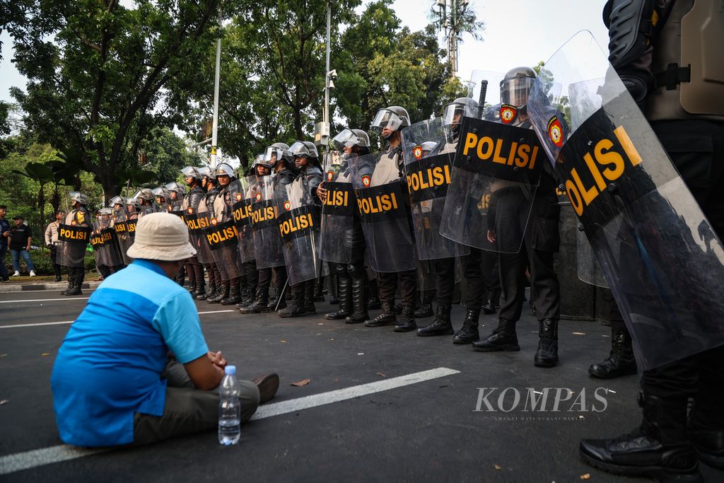 Buruh berunjuk rasa untuk menuntut kenaikan upah minimum provinsi (UMP) di depan Balai Kota Jakarta, November 2023. Demonstrasi dilindungi oleh konstitusi. 