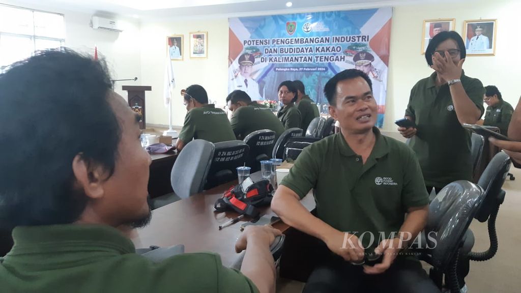 Petani kakao dari sejumlah daerah  berdiskusi di aula Dinas Perkebunan Provinsi Kalimantan Tengah dalam Seminar Pengembangan Industri dan Budidaya Kakao, Selasa (27/2/2024).
