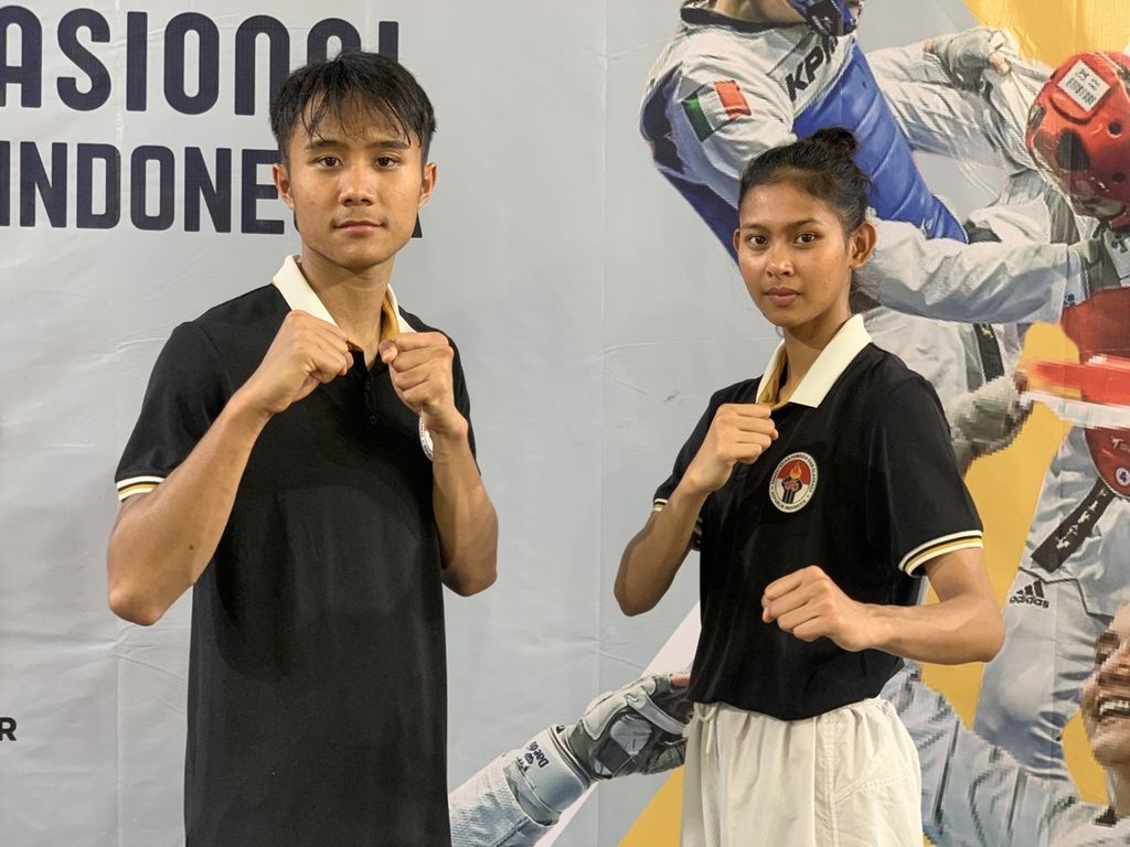 Dua taekwondoin  pelatnas, M Basam Raihan (21) dan Ni Kadek Heni Prikasih (21) saat mengikuti “coaching clinic” di Gedung Olahraga Universitas Negeri Jakarta, Jakarta, Rabu (21/12/2022). Keduanya telah bergabung sejak 2019, dan kembali mengikuti seleksi nasional 2022.