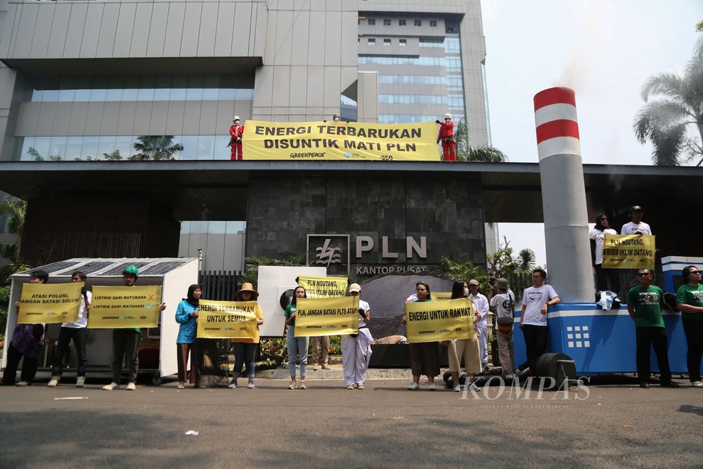 Peserta aksi membentangkan spanduk dan poster berisi tuntutan mereka kepada Perusahaan Listrik Negara (PLN) di Jalan Sunan Ampel, Jakarta, Kamis (26/10/2023). Peserta aksi yang terdiri dari Greenpeace, Enter Nusantara, dan 350 Indonesia menyerukan aksi kepada PLN untuk tidak membatasi kapasitas pemasangan surya atap bagi masyarakat. 