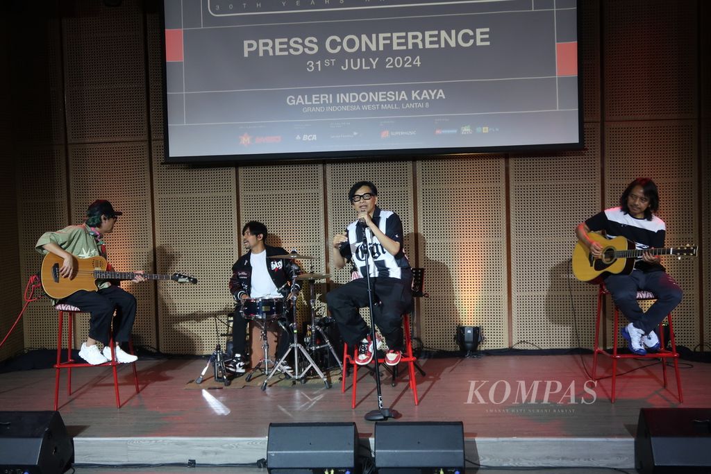 Suasana konferensi pers Konser ‘Giginfinity’: 30 Tahun Gigi Berkarya di Galeri Indonesia Kaya, Jakarta, Rabu (31/7/2024). Tampak grup musik Gigi menyanyi di hadapan media. Berdiri pada 22 Maret 1994, Gigi merupakan grup musik beranggotakan Armand Maulana (vokal), Dewa Budjana (gitar), Thomas Ramdhan (bas), dan Gusti Hendy (drum).