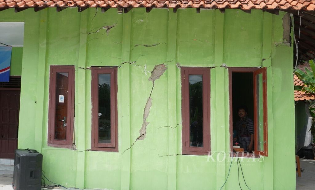 (Ilustrasi) Retakan akibat tanah bergerak yang terjadi pada tahun 2017 terlihat di salah satu ruangan di Balai Desa Dermasuci, Kecamatan Pangkah, Kabupaten Tegal, Jateng, Selasa (7/1/2020). Desa Dermasuci emrupakan salah satu desa yang rawan bencana tanah bergerak.