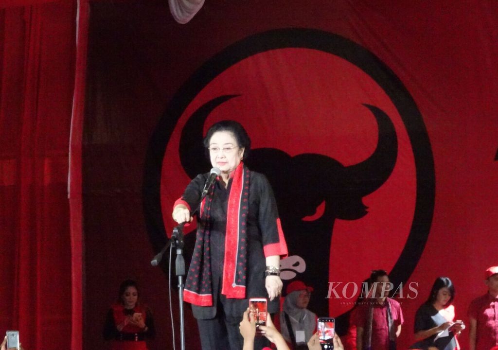 Ketua Umum DPP Partai Demokrasi Indonesia Perjuangan Megawati Soekarnoputri menyampaikan pidato pada kampanye rapat umum PDI-P di GOR Pandawa, Solo Baru, Kabupaten Sukoharjo, Jawa tengah Minggu (31/3/2019).