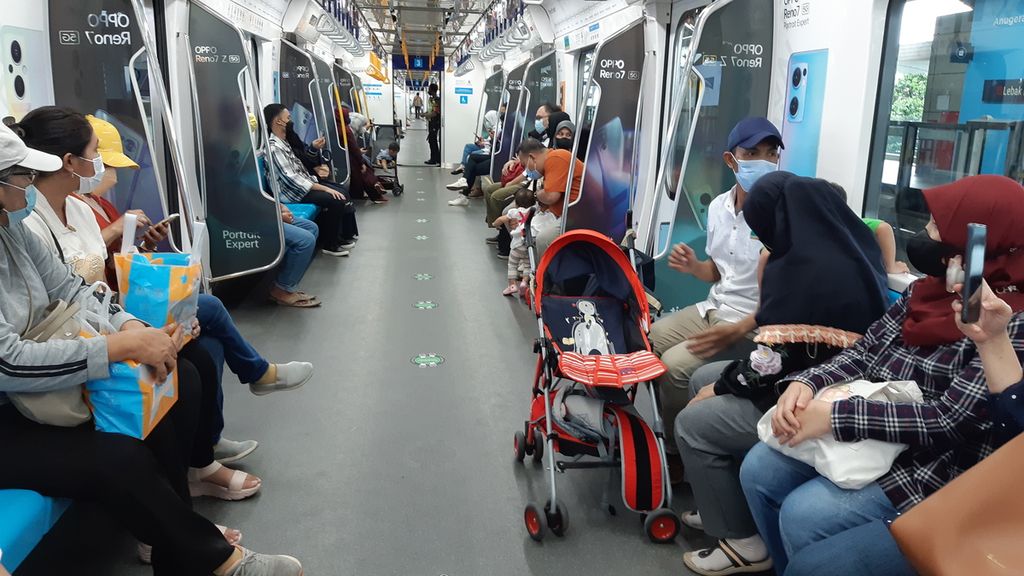 Warga Jakarta yang tidak mudik pada libur Lebaran 2022 memilih menikmati Kota Jakarta. Salah satu cara yang dipakai adalah berkeliling Jakarta naik angkutan umum, salah satunya MRT Jakarta, Rabu (5/4/2022).