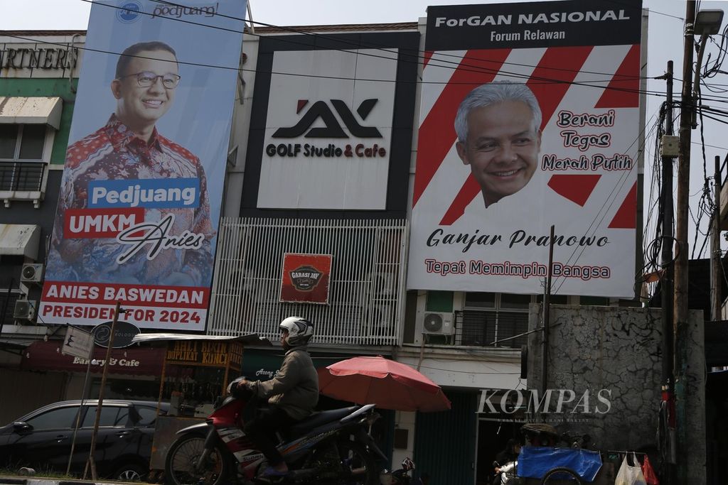 Gambar wajah dua bakal calon presiden, Anies Baswedan (kiri) dan Ganjar Pranowo, terpasang berdampingan pada baliho di kompleks pertokoan di kawasan Pasar Minggu, Jakarta Selatan, Sabtu (29/7/2023). 