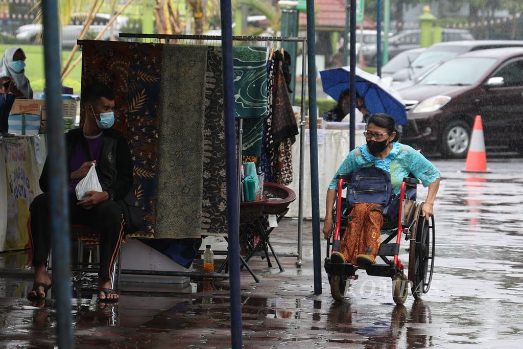  Bermacam produk UMKM karya penyandang disabilitas dipamerkan untuk dijual dalam acara Gebyar UMKM Disabilitas di kompleks Balai Kota Yogyakarta, Yogyakarta, Selasa (1/11/2022). 