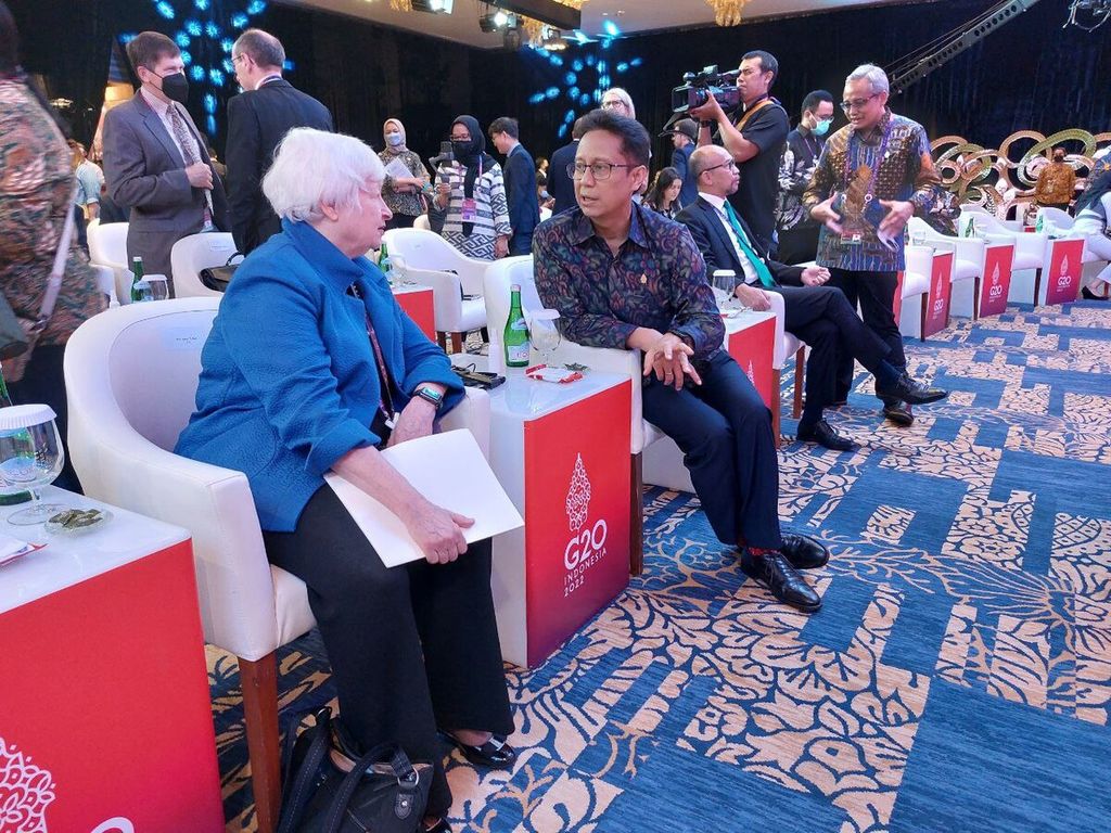 Menteri Kesehatan Budi Gunadi Sadikin berbincang dengan Menteri Keuangan Amerika Serikat Janet Yellen, menjelang peluncuran Pandemic Fund atau Dana Pandemi di Mulia Resort Nusa Dua, Bali (13/11/2022).
