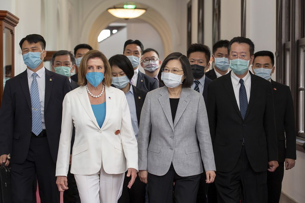 Dalam foto yang dirilis oleh Kantor Kepresidenan Taiwan, Ketua DPR AS Nancy Pelosi (kiri) dan Presiden Taiwan Tsai Ing-wen berbarengan untuk sebuah pertemuan di Taipei, Taiwan, Rabu, 3 Agustus 2022.