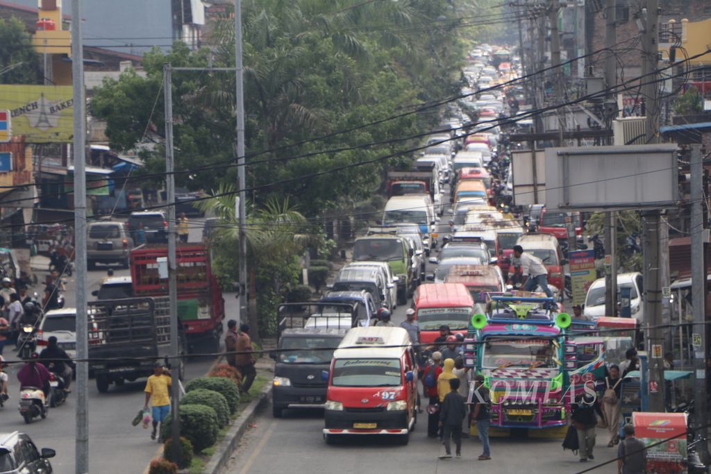 Antrean panjang kendaraan terlihat di Jalan Letjen Jamin Ginting, Medan, Sumatera Utara, Selasa (25/4/2023). 