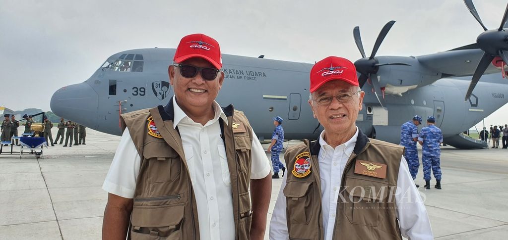 Dua mantan komandan Skuadron 31 TNI AU ikut hadir dalam pengesahan pesawat C-130J-30 Super Hercules menjadi bagian TNI AU. Marsekal Muda (Purn) Nurullah (kiri) menjabat Danron 31 tahun 1998-2000, sedangkan Marsma (Purn) Bachrudin menjabat Danron 31 pada tahun 1987.