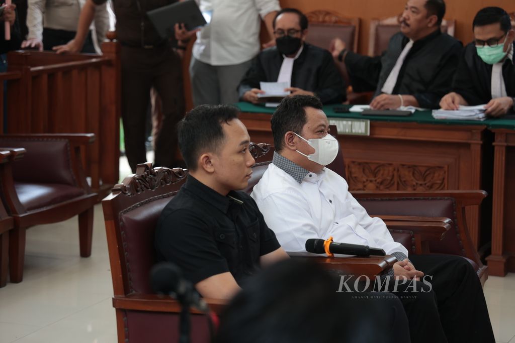 Terdakwa kasus pembunuhan Nofriansyah Yosua Hutabarat atau Brigadir J, Ricky Rizal (kiri) dan Kuat Maruf menjalani sidang lanjutan di Pengadilan Negeri Jakarta Selatan, Senin (9/1/2023). 